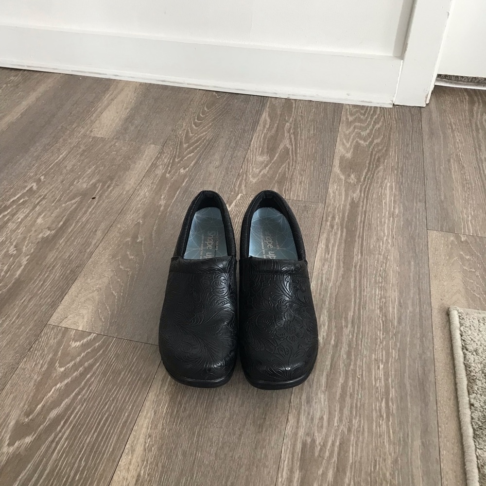 Copy-Bethanne Yuu Black Clogs $35  Size7:5